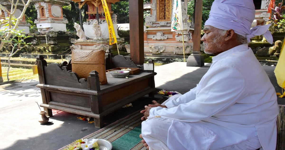 2017 bali temple priest